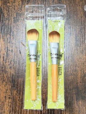 The Crème Organique Foundation brushes